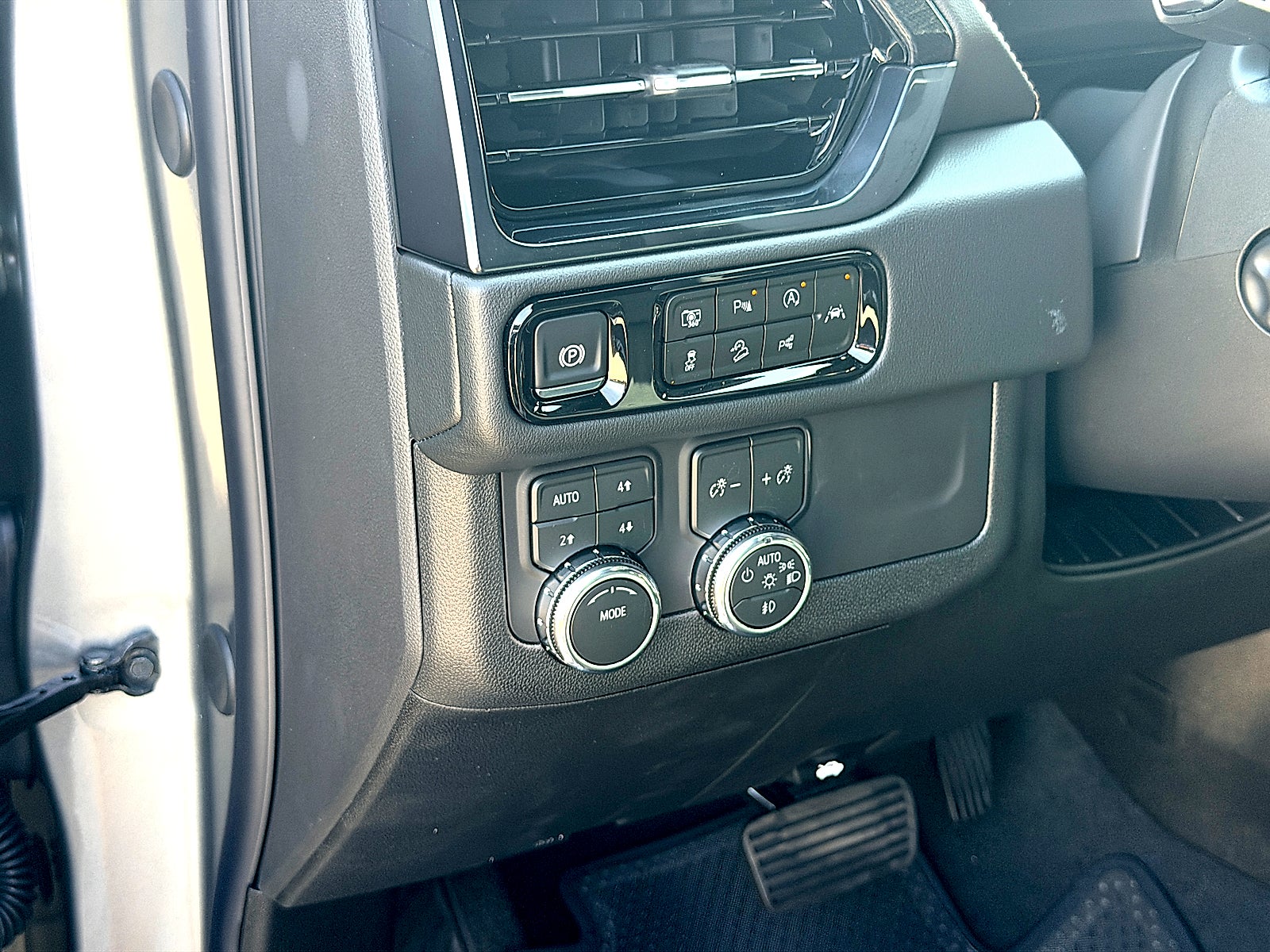 2026 GMC Yukon AT4 - Photo 31