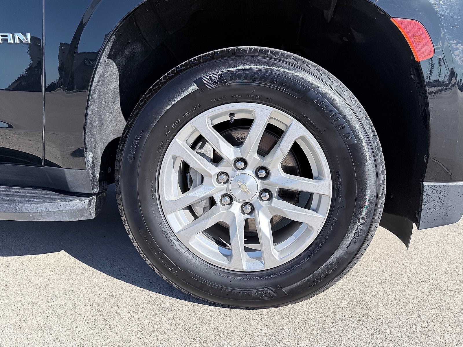 2023 Chevrolet Suburban 2WD LS