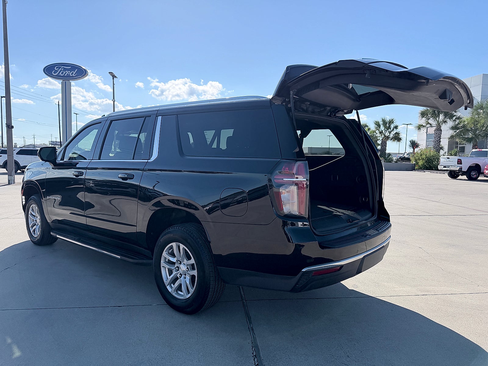 2023 Chevrolet Suburban 2WD LS