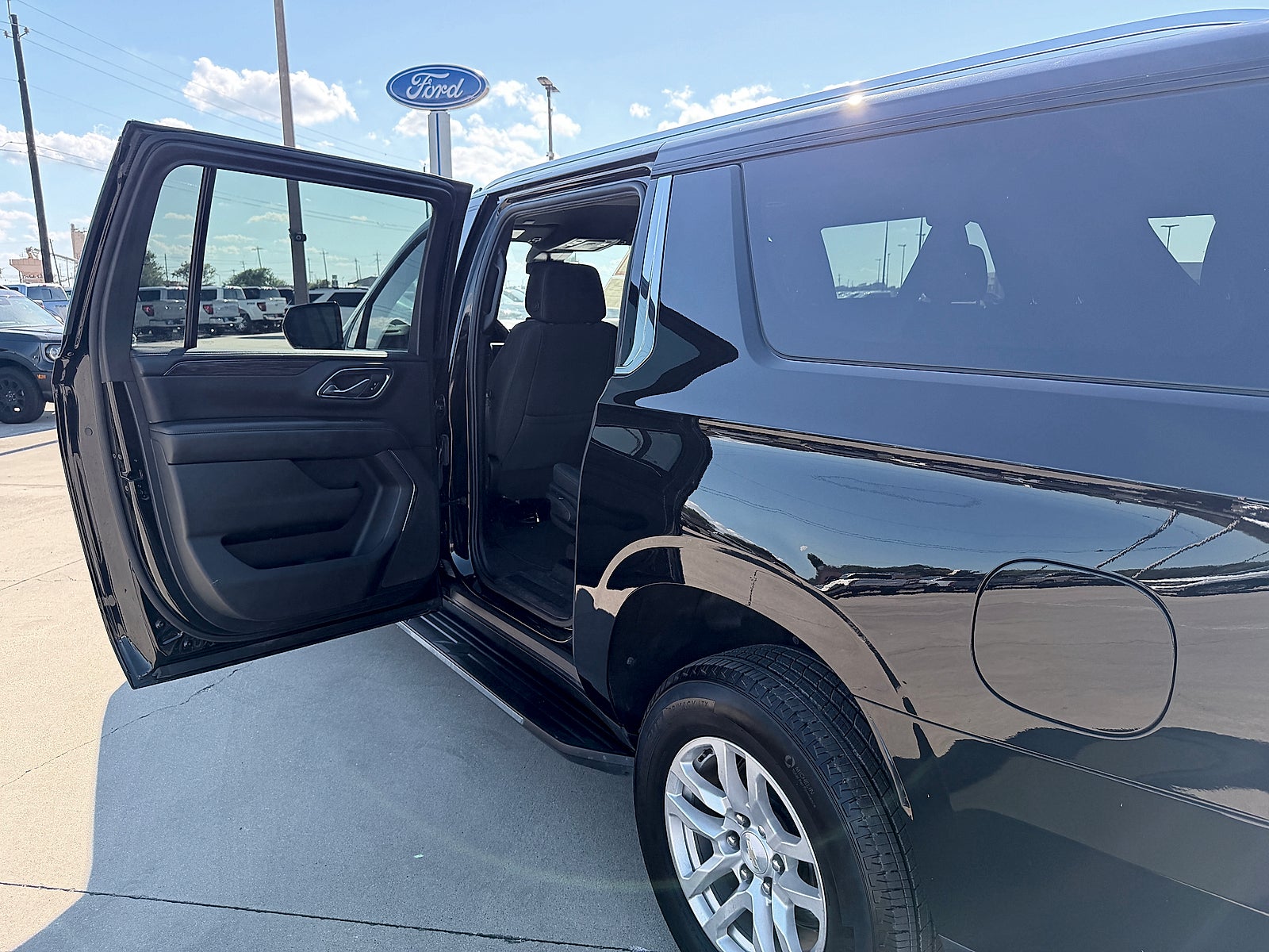 2023 Chevrolet Suburban 2WD LS