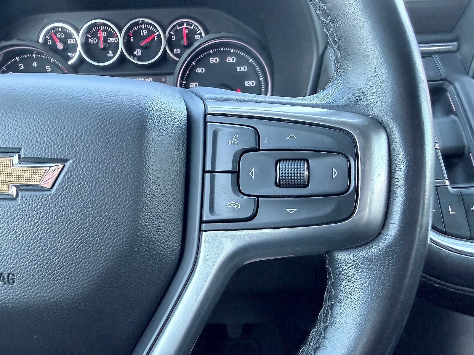 2023 Chevrolet Suburban 2WD LS