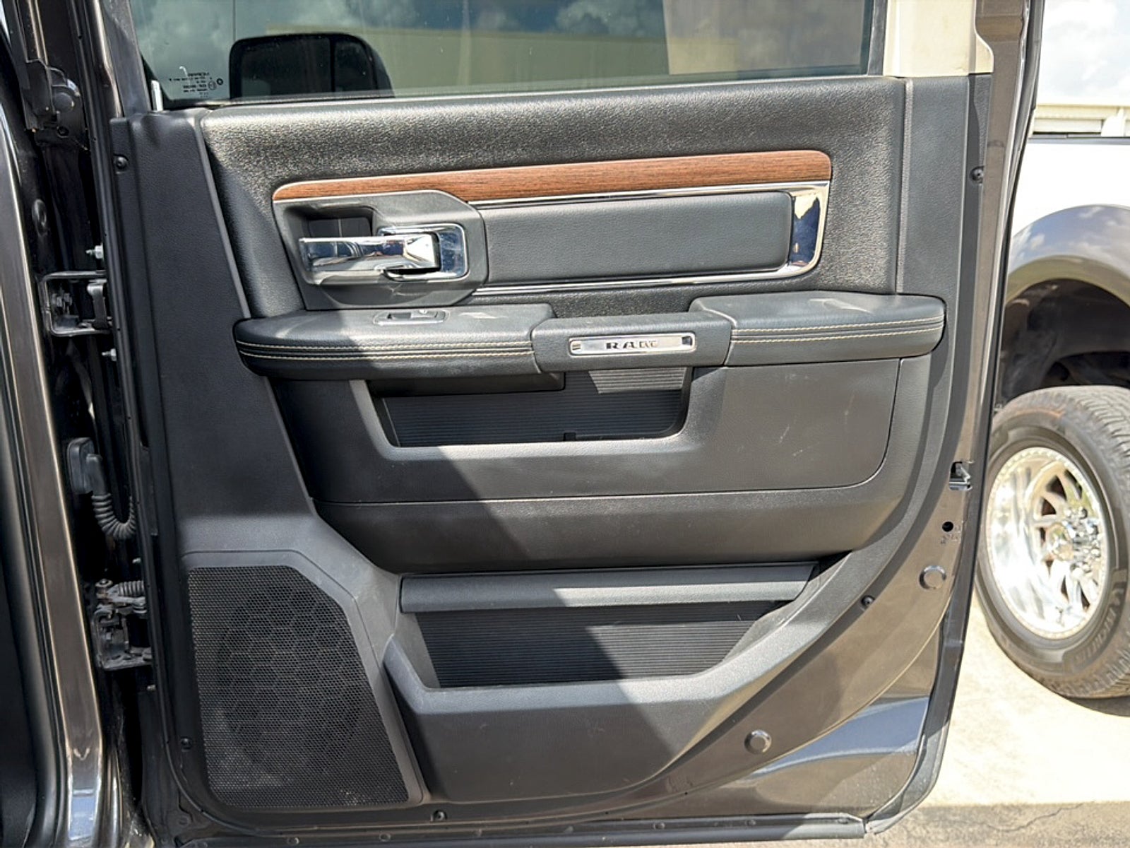 2017 RAM 2500 Laramie Crew Cab 4x4 6'4" Box