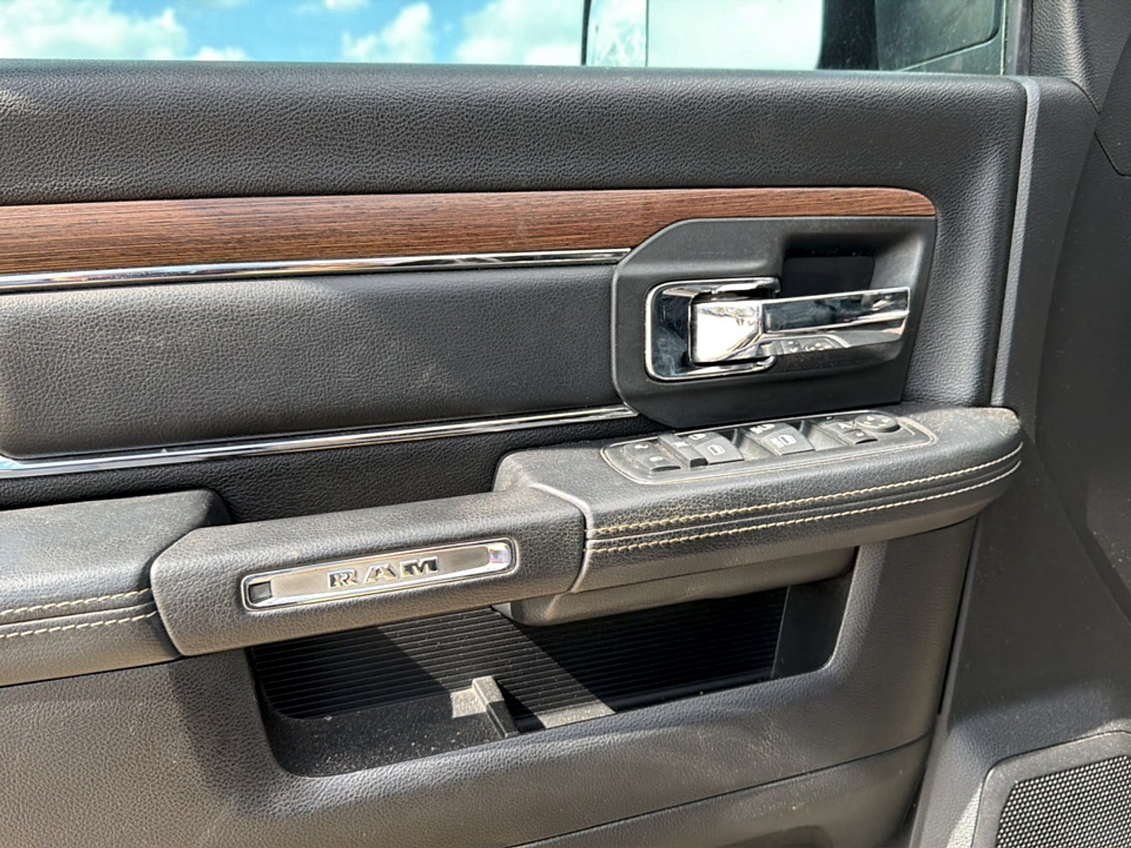 2017 RAM 2500 Laramie Crew Cab 4x4 6'4" Box