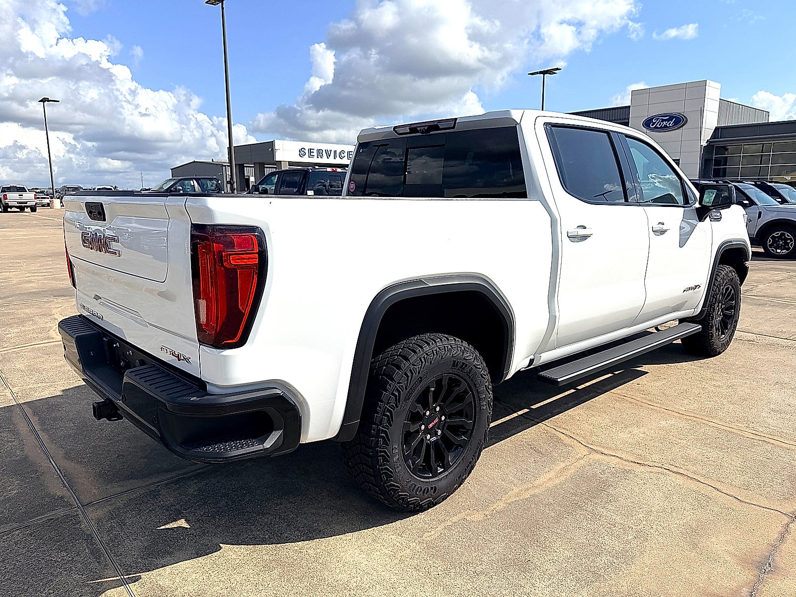 2023 GMC Sierra 1500 4WD Crew Cab Short Box AT4X